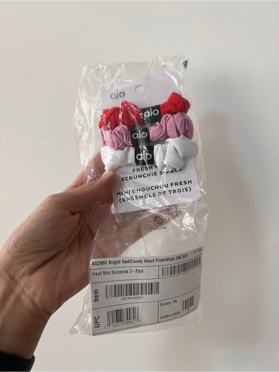 ALO Yoga Accessories - ALO Yoga Mini Scrunchie 3-Pack - Red, Pink, White